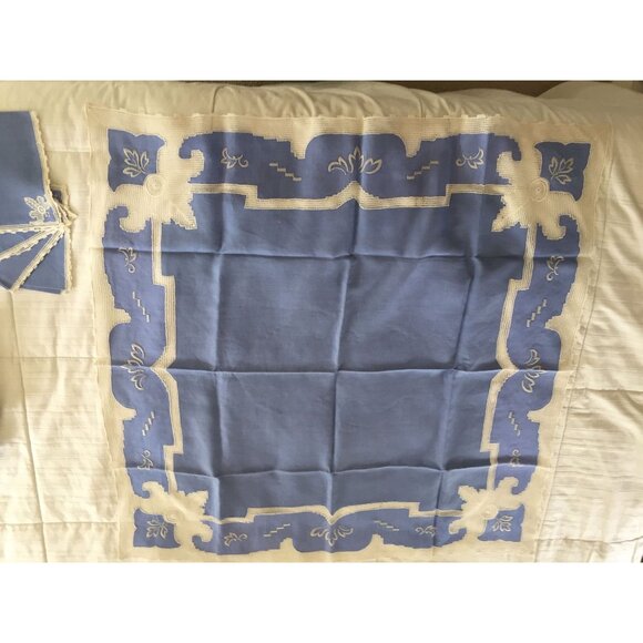 Vintage 1940's Hand Crocheted Blue White Linen Tablecloth + 4 Matching Napkins - Picture 2 of 10